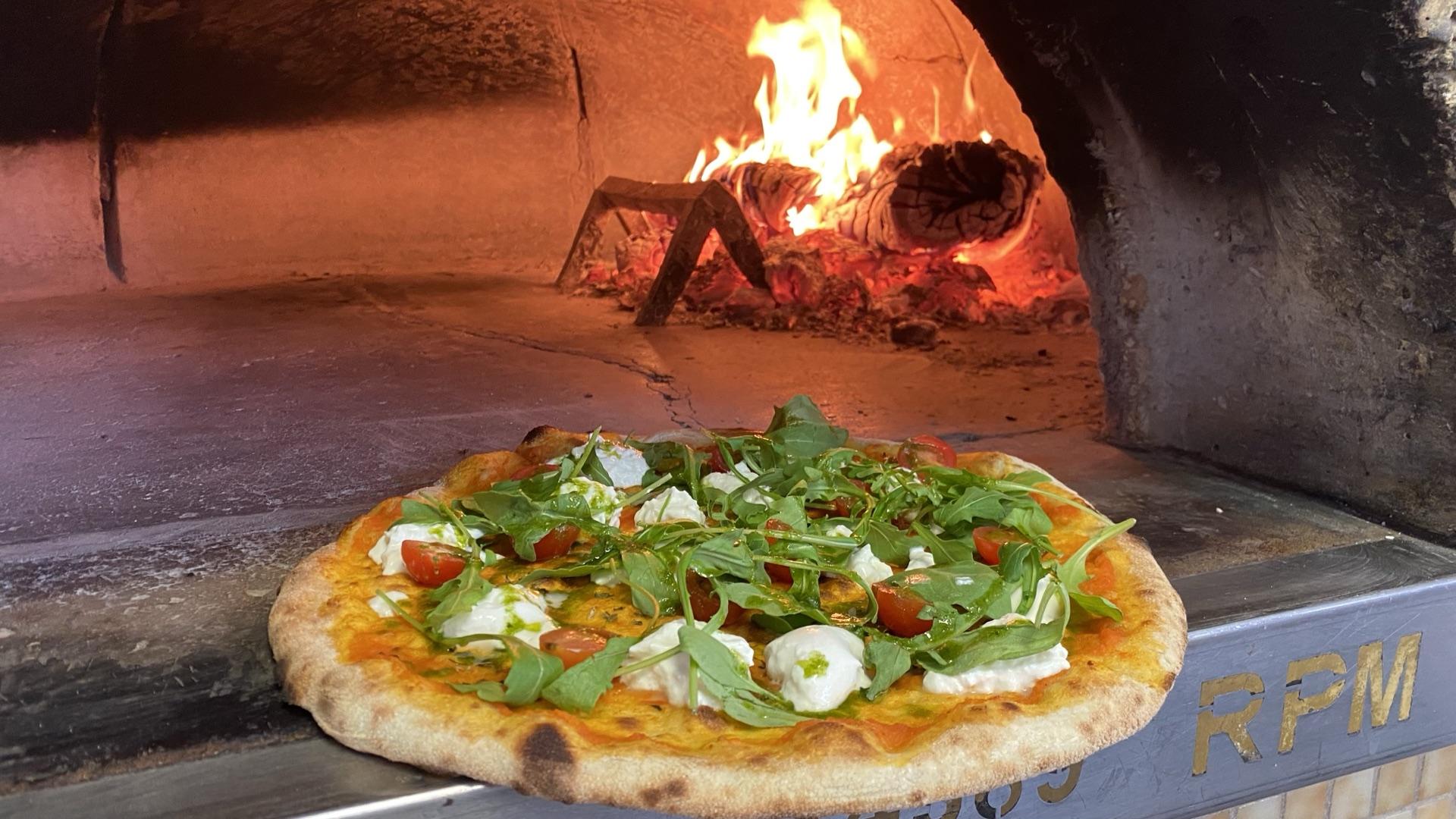 Burrata pizza in the wood-fired oven · Pizzeria La Ràpita